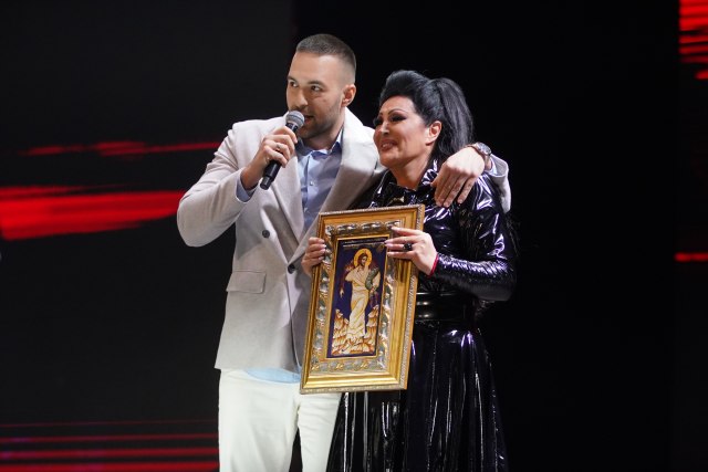VELIKO IZNENAĐENJE U ARENI: Nakon prve pesme Dragana zanemela - za najveći humani gest ikada dobila poseban poklon