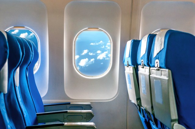 Zašto su u avionima sedišta baš plave boje?
