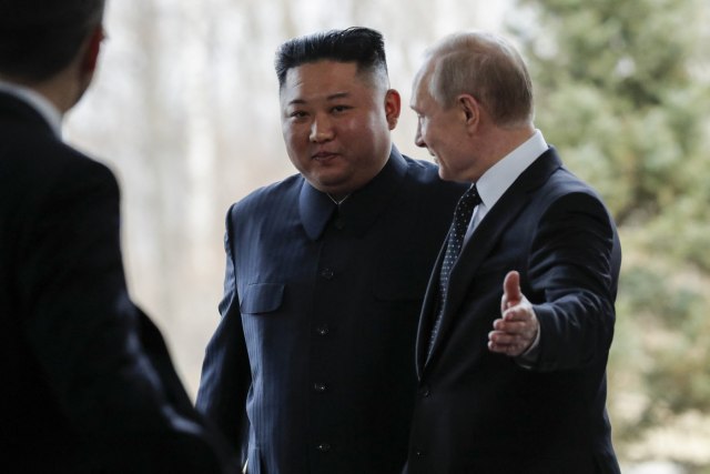 Koji automobil je Putin poklonio Kim Džong Unu? FOTO