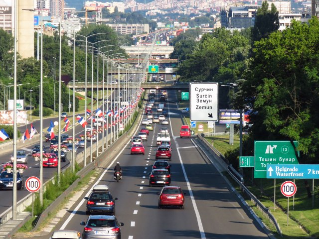Kolaps u Beogradu: Dva lančana sudara na auto-putu, ima povređenih VIDEO