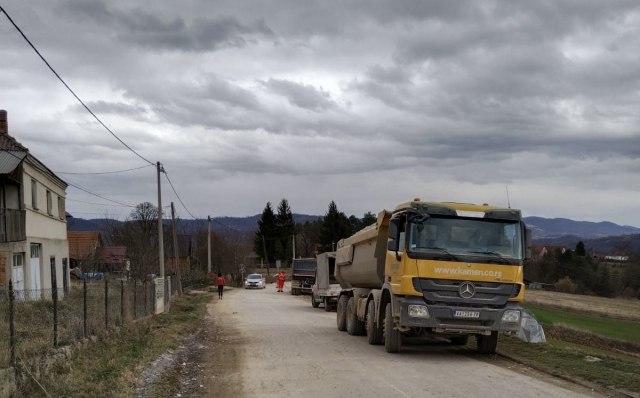 Od blata i prašine ne može da se živi: Meštani sela Markovica u velikom problemu