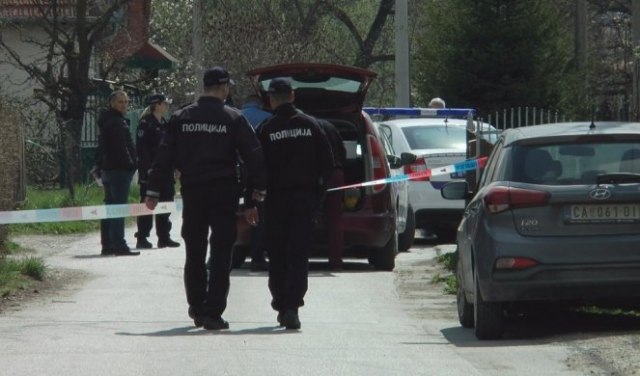 Sekirom izlupao policijsko vozilo: Muškarac napravio incident u selu kod Čačka