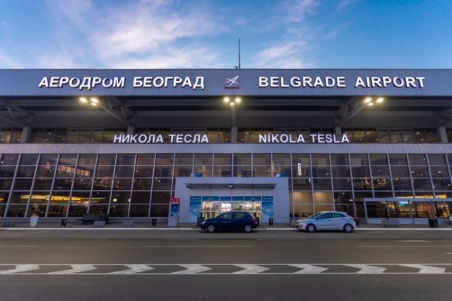 Haos na aerodromu Nikola Tesla: Pilot dobio dojavu u bombi, putnici evakuisani