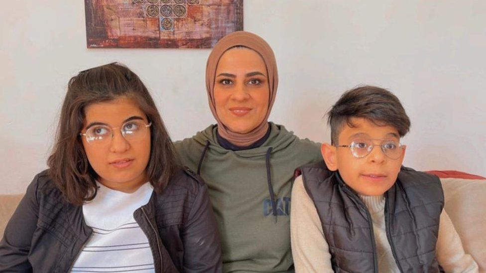 Autizam i Irak: Majka koja na Instagramu objavljuje kako živi njeno dvoje dece