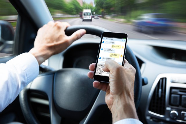 Snimak koji æe vas probuditi: Šta se dešava dok vozite i gledate telefon? VIDEO