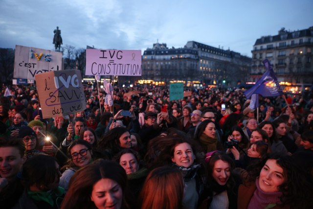Francuska postala prva zemlja na svetu koja Ustavom garantuje ženama pravo na abortus