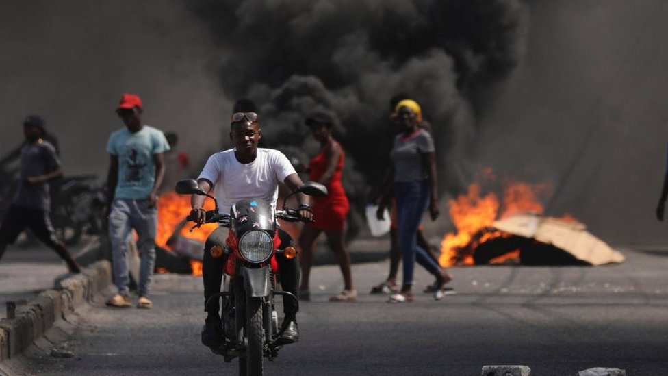 Haiti i nasilje: Proglašeno vanredno stanje pošto su hiljade osuđenika pobegle iz zatvora