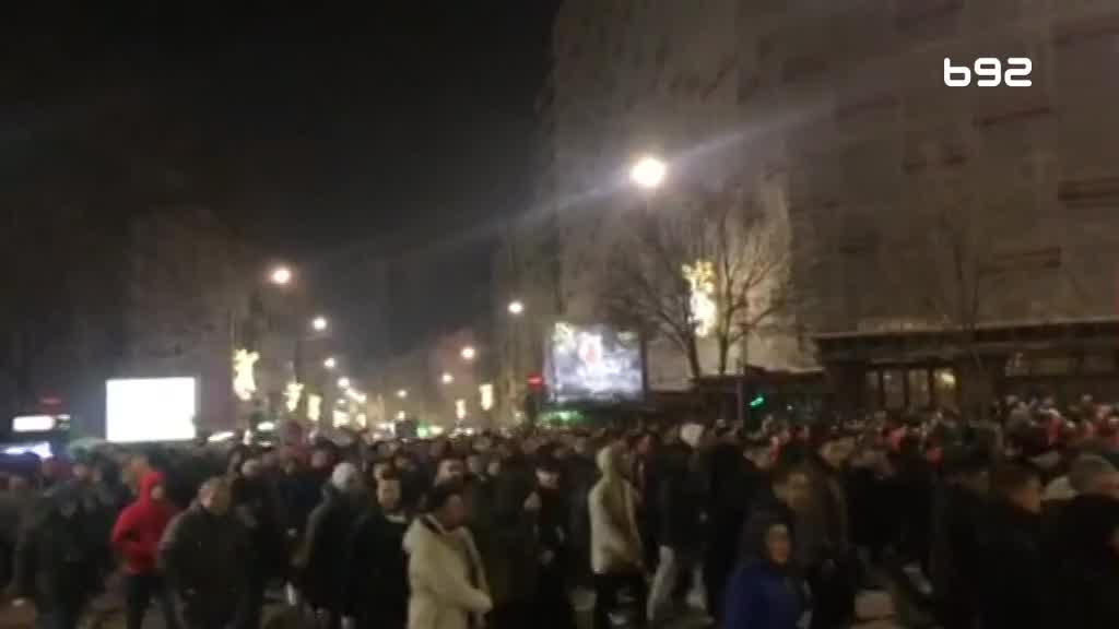 Navijači Zvezde krenuli na protest ispred ambasade Crne Gore