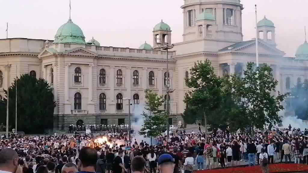 Baklje na Skupštinu, policija bacila suzavac