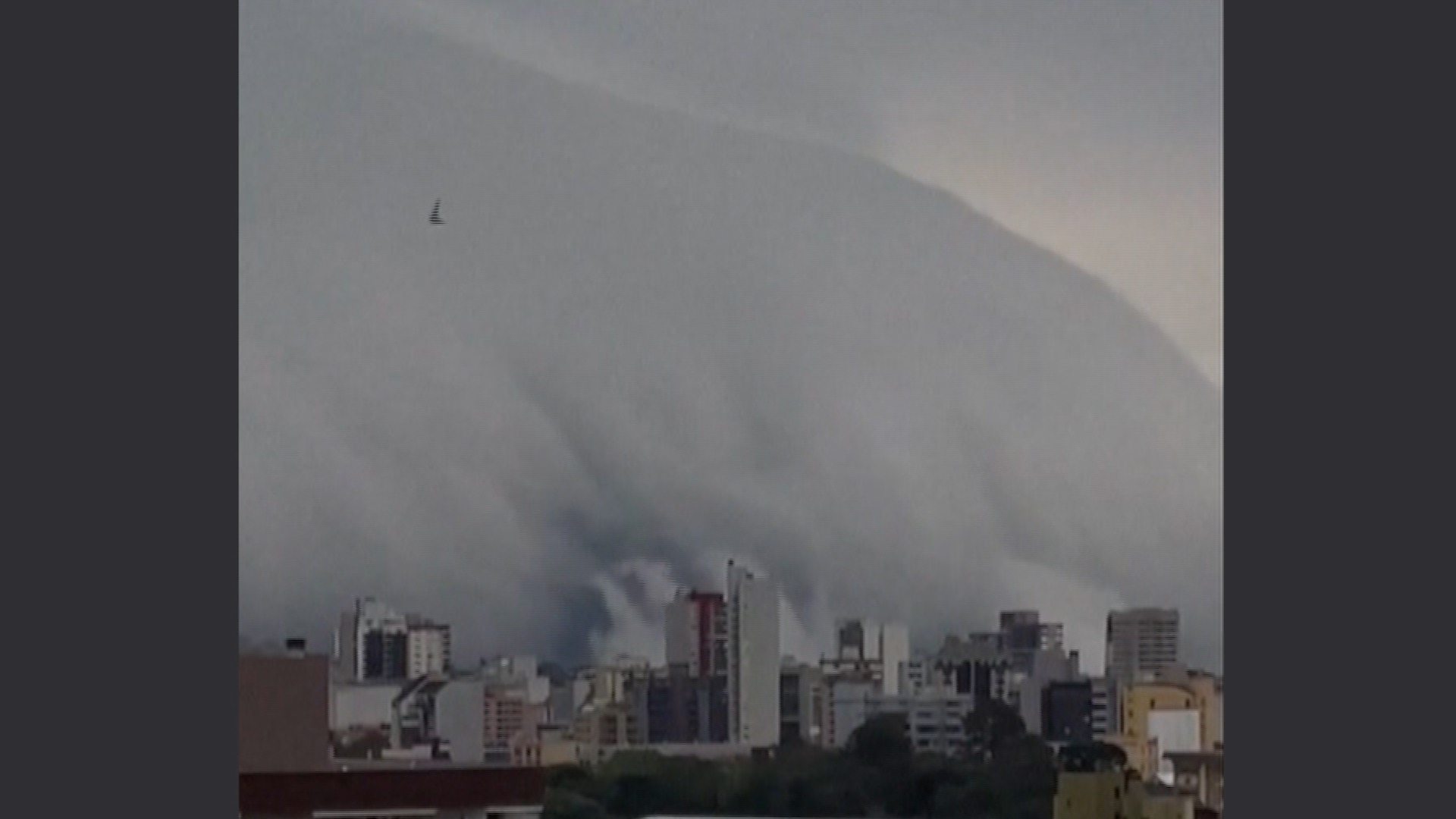Огроман облак прогутао бразилски град