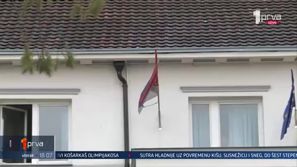Zastave Albanije postavljene na zgrade opština Bujanovac i Preševo